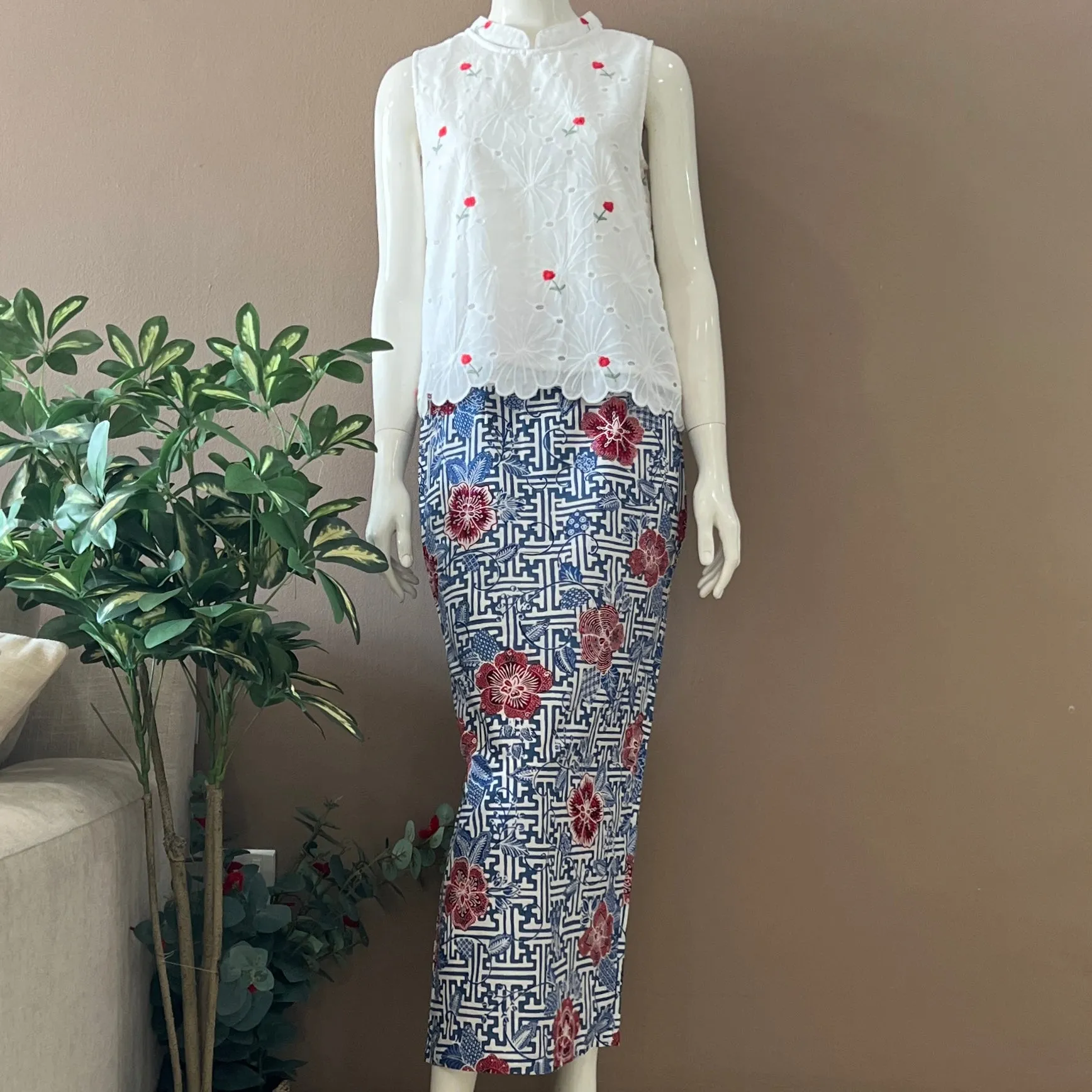 Sleeveless Mandarin Collar Eyelet Top (Red) L